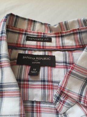 Men Size M Banana Republic Plaid Button-Down Shirt with Untucked Fit